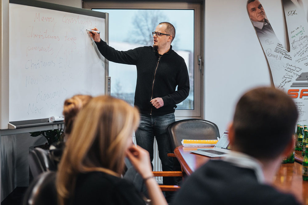 zdjęcie trenera prowadzącego szkolenie w firmie