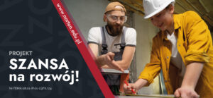 Zdjęcie przedstawia dwie osoby pracujące na rysunkami architektonicznym lub planami budowy